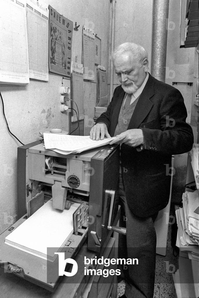 Bologna, 1981. Italian poet Roberto Roversi in his house/Bologna, 1981. Il poeta Roberto Roversi nella sua casa -