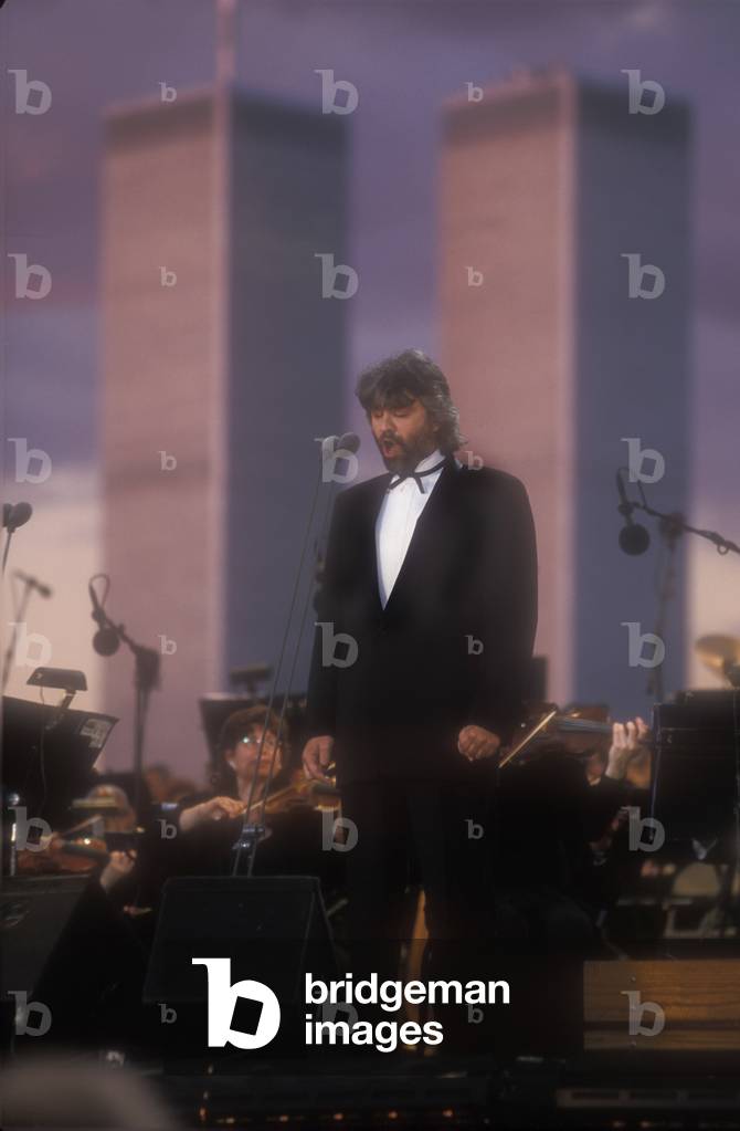 Concert (in honor of all Italian immigrants) of Andrea Bocelli and the New Jersey Simphony Orchestra with the Twin Towers in background. Conductor Steven Mercurio. Liberty State Park, New York, 6th July 2000/Concerto di Andrea Bocelli a Liberty State Park. New Jersey Simphony Orchestra directed by Steven Mercurio. Sullo sfondo the Twin Towers. New York, 6 luglio 2000 -