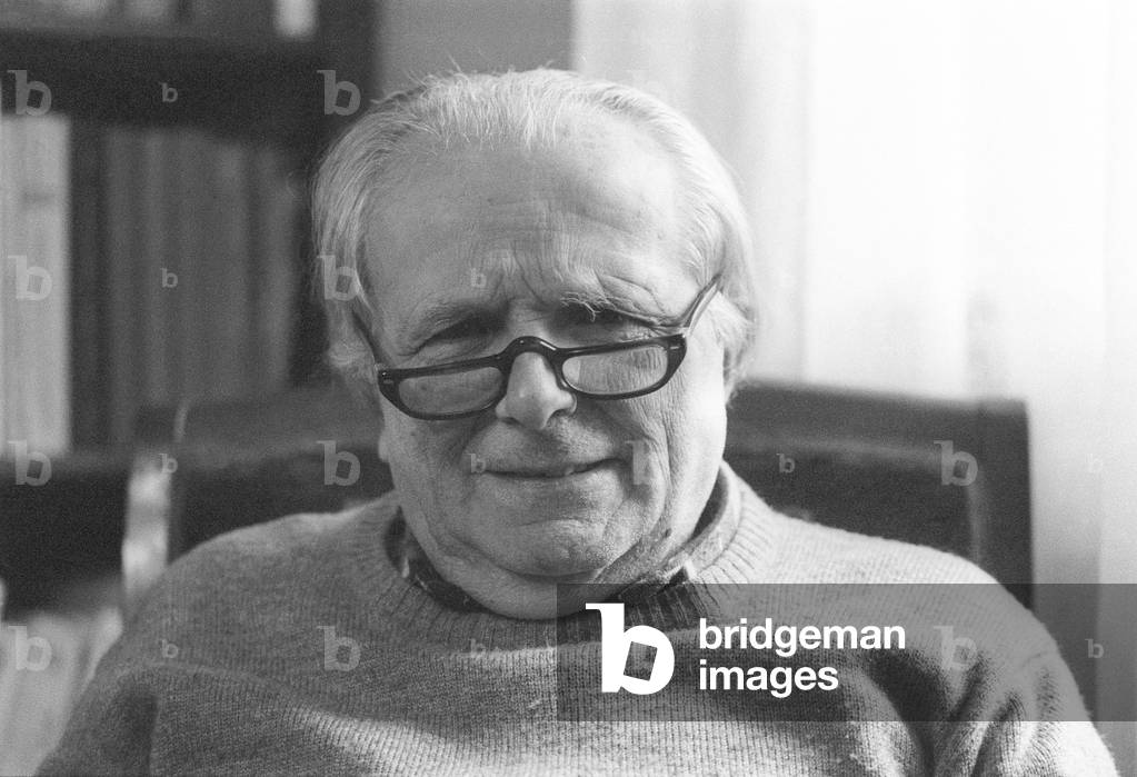 Milan, 1982. Italian philosopher Ludovico Geymonat in his home/Milano, 1982. Il filosofo Ludovico Geymonat nella sua casa -