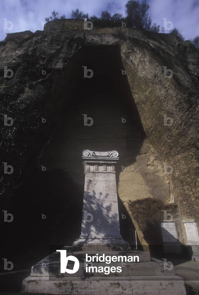 Tomb of Giacomo Leopardi in the Parco Vergiliano at Piedigrotta, Naples (photo)