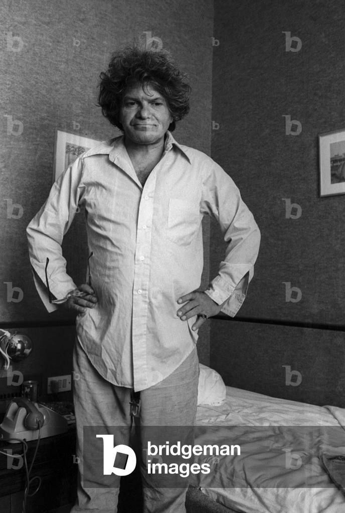 Rome, 1980. U.S. poet Gregory Corso - in town to attend the Second Festival of Poets in Castelporziano, near Rome - in a hotel room (photo)