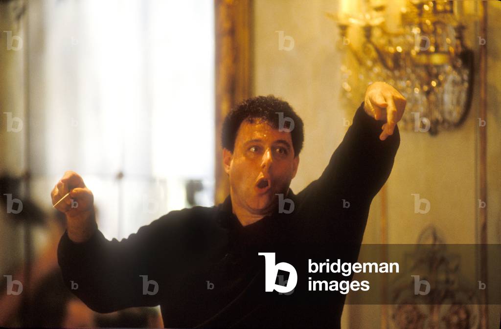 Venice, La Fenice Theater, 1991. Israeli conductor Daniel Oren during a rehearsal in the Apollonian Halls/Venezia, Teatro La Fenice, 1991. Il direttore d'orchestra Daniel Oren durante una prova nelle Sale Apollinee -