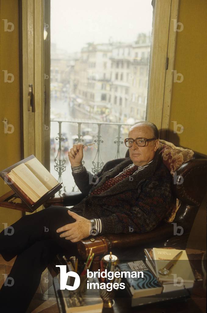 Rome, about 1985. Italian director Mauro Bolognini in hs house/Roma, 1985 circa. He registers Mauro Bolognini nella sua casa -