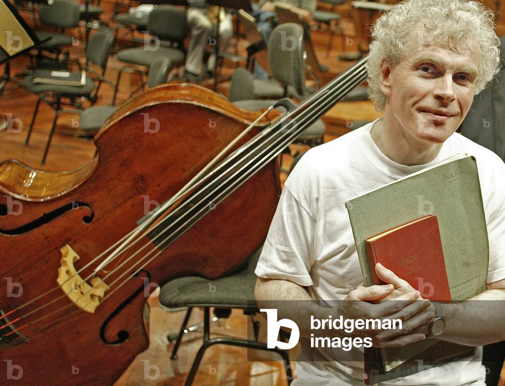 Rome, Auditorium Parco della Musica, May 5, 2004. British conductor Simon Rattle poses during a rehearsal/Roma, Auditorium Parco della Musica, 5 maggio 2004. Il direttore d'orchestra posa durante una prova -