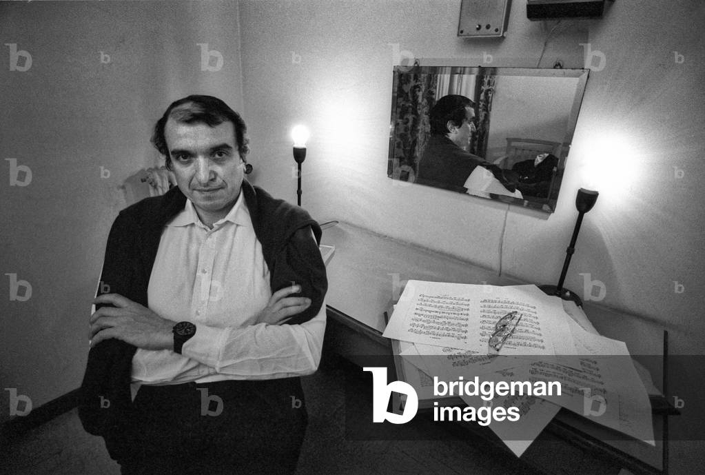 Italian bass-baritone opera singer Ruggero Raimondi in his dressing room (about 1983)/Il basso-baritono Ruggero Raimondi nel suo camerino (1983 circa) -