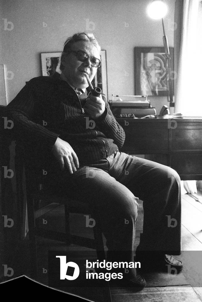 Rome, 1980. Italian poet Elio Pagliarani in his house at Via Margutta/Roma, 1980. Il poeta Elio Pagliarani nella sua casa di via Margutta -