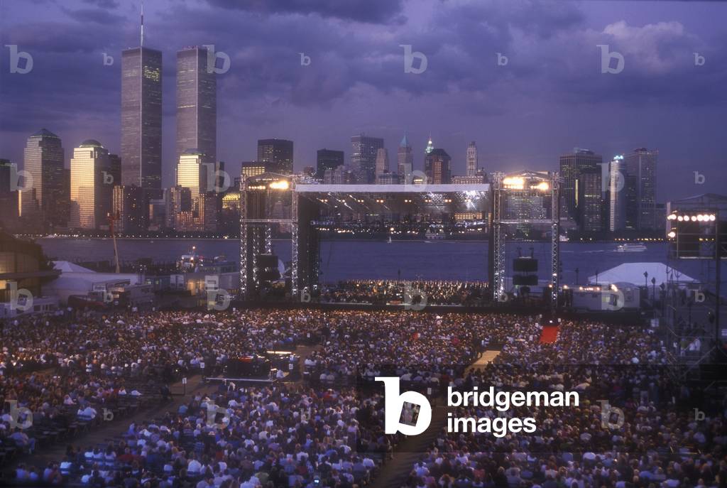 New York City, July 6, 2000. Andrea Bocelli's “” American Dream-Statue of Liberty Concert””” conducted by Steven Mercurio at New Jersey's Liberty State Park in honor of Italian immigrants/New York, 6 July 2000. Concerto di Andrea Bocelli sotto la statua della Libert, in onore degli immigrati italiani -
