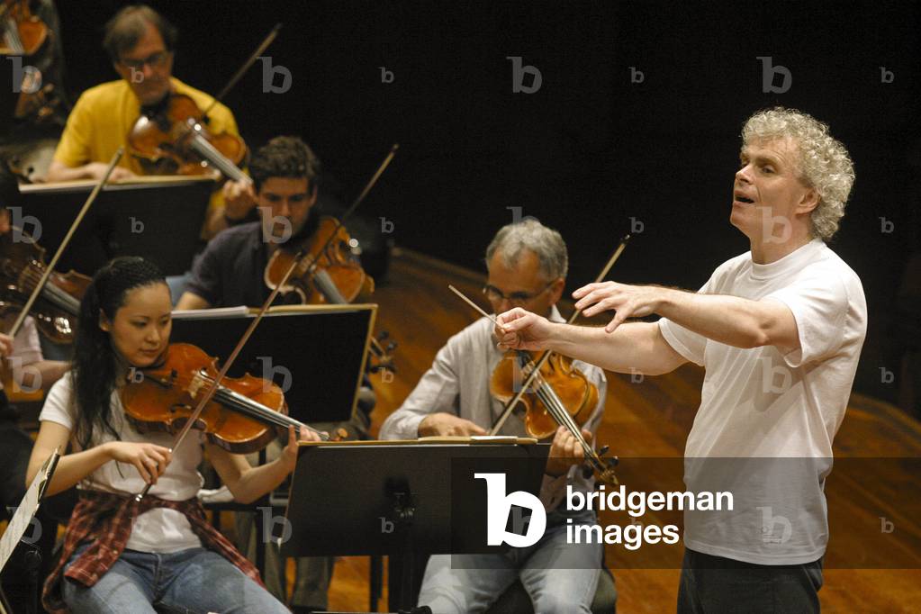 Rome, Auditorium Parco della Musica, May 5, 2004. British conductor Simon Rattle and the Berliner Philharmoniker performing a rehearsal/Roma, Auditorium Parco della Musica, 5 maggio 2004. He orchestra direttore Simon Rattle and i Berliner Philharmoniker during a prova-