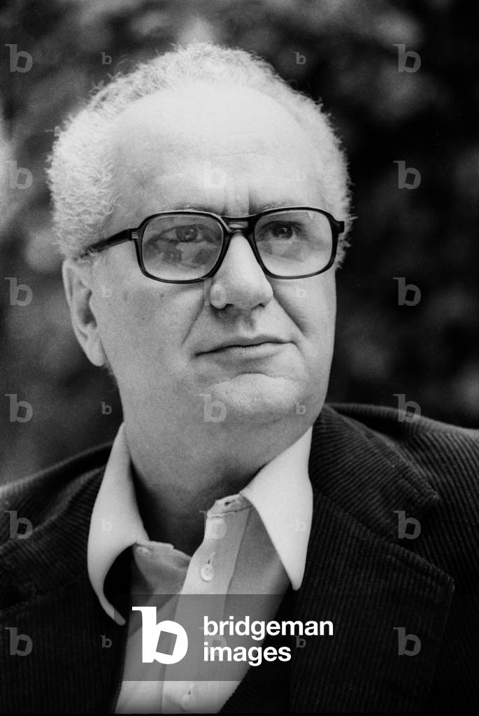 Italian TV journalist Jader Jacobelli in his house (photo)