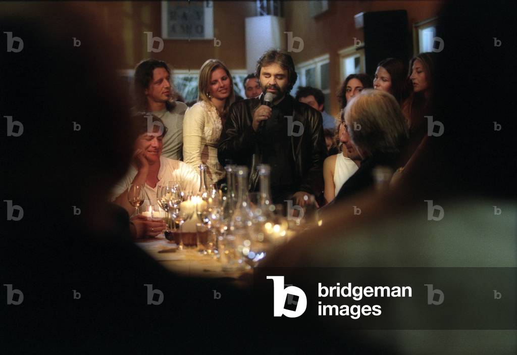 Torre del Lago (Lucca), September 22, 2001. Andrea Bocelli performing the song “” Cieli di Toscana”” for a videoclip during his birthday party/Torre del Lago (Lucca), 22 September 2001. Andrea Bocelli canta la canzone “” Cieli di Toscana”” per un videoclip durante la sua festa di compleanno -