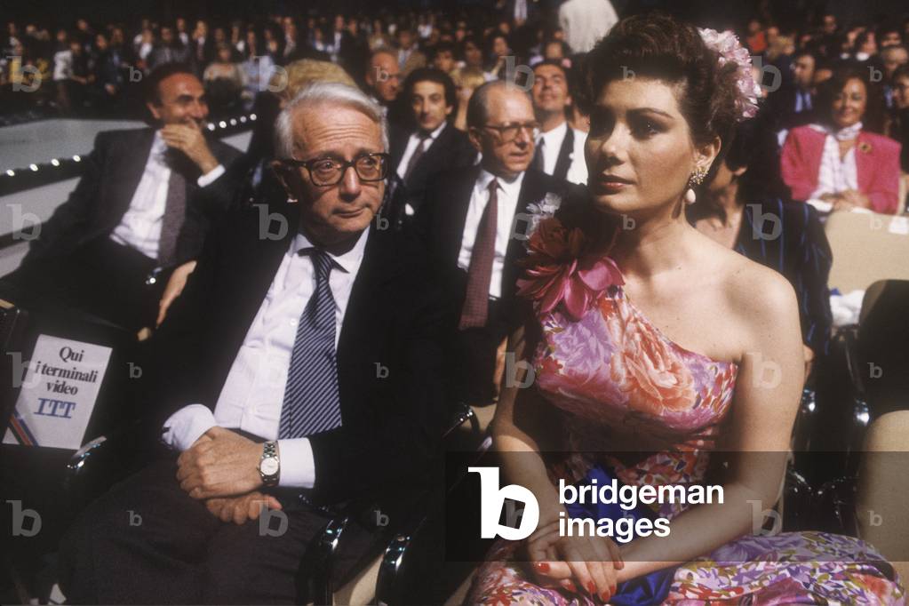 Italian journalist Enzo Biagi and French actress Edwige Fenech (about 1985) (photo)