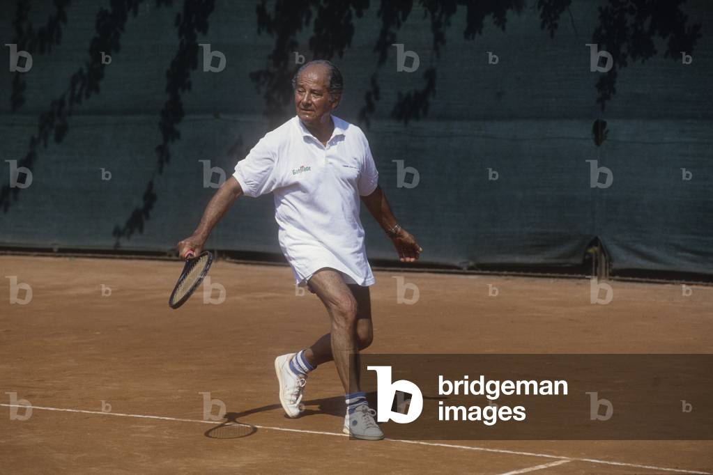 Venice Lido, Venice Film Festival 1992. Director of the Festival Gillo Pontecorvo playing tennis/Lido di venezia, Mostra del Cinema di Venezia 1992. Il direttore della Mostra Gillo Pontecorvo mentre gioca atennis -