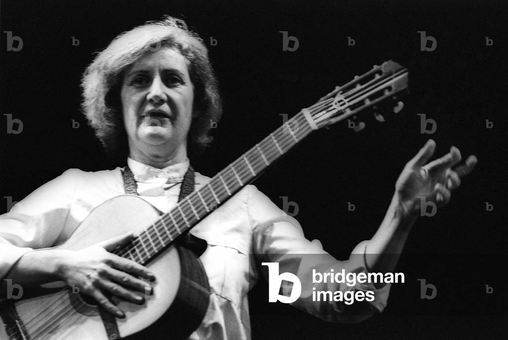 Rome, 1981. Italian singer Giovanna Marini performing/Roma, 1981. The singer Giovanna Marini in concerto -