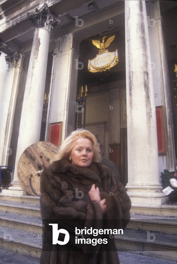 Venice, 1996. Italian soprano Katia Ricciarelli in front of la Fenice Theater after the fire/Venezia, 1996. Il