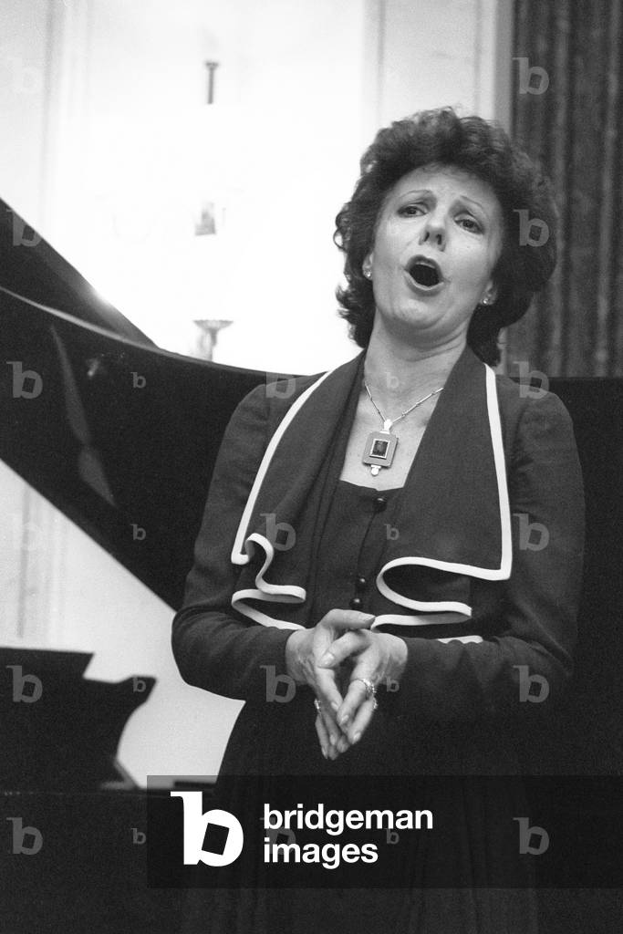 Bulgarian-Italian soprano Raina Kabaivanska during a recital (1981)/Il soprano Raina Kabaivanska durante un recital (1981) -