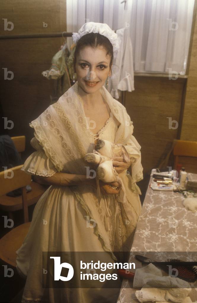 Rome, Olympic Theater, 1981. Italian ballet dancer Carla Fracci in her dressing room/Roma, Teatro Olimpico, 1981. La ballerina Carla Fracci in camerino -