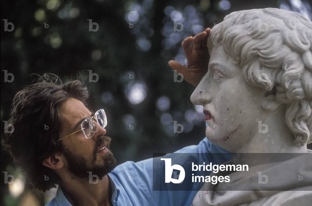 Rome, about 1990. Italian writer Luciano Allamprese and a bust of philosopher Giordano Bruno/Roma, 1990 circa. Lo scrittore Luciano Allamprese e un busto del filosofo Giordano Bruno -