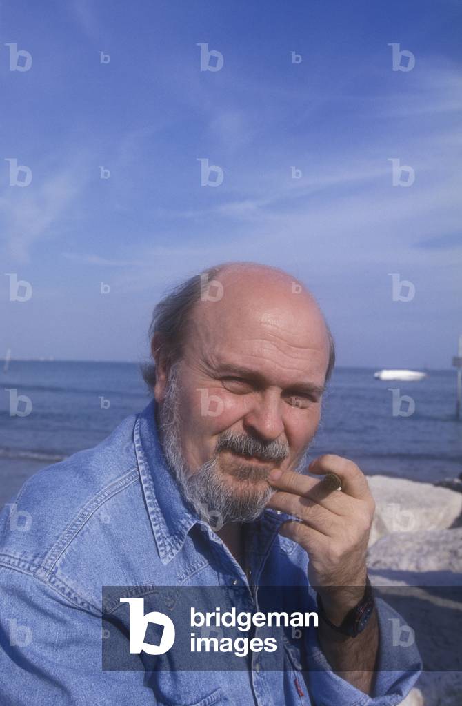 Venice Lido, Venice Film Festival 1994. Argentinian writer Osvaldo Soriano, author of the book “” Una sombra ya pronto seras””, from where director Hector Olivera drew his movie in competition at the Festival/Lido di Venezia, Mostra del Cinema di Venezia 1994. Lo scrittore Osvaldo Soriano, autore del libro “” Una sombra ya pronto seras”” (Un'Ombra ben presto sarai), da cui il regista Hector Olivera ha tratto il film in concorso alla Mostra -