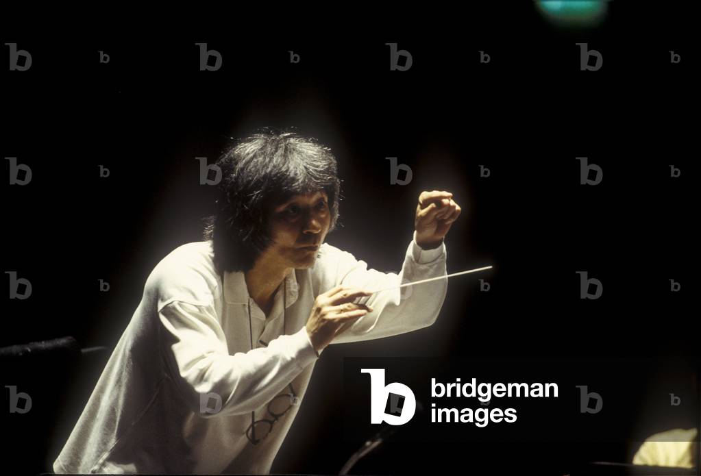 Japanese conductor Seiji Ozawa performing a rehearsal with Orchestra of the Florence May Festival, Florence, 1995 (photo)