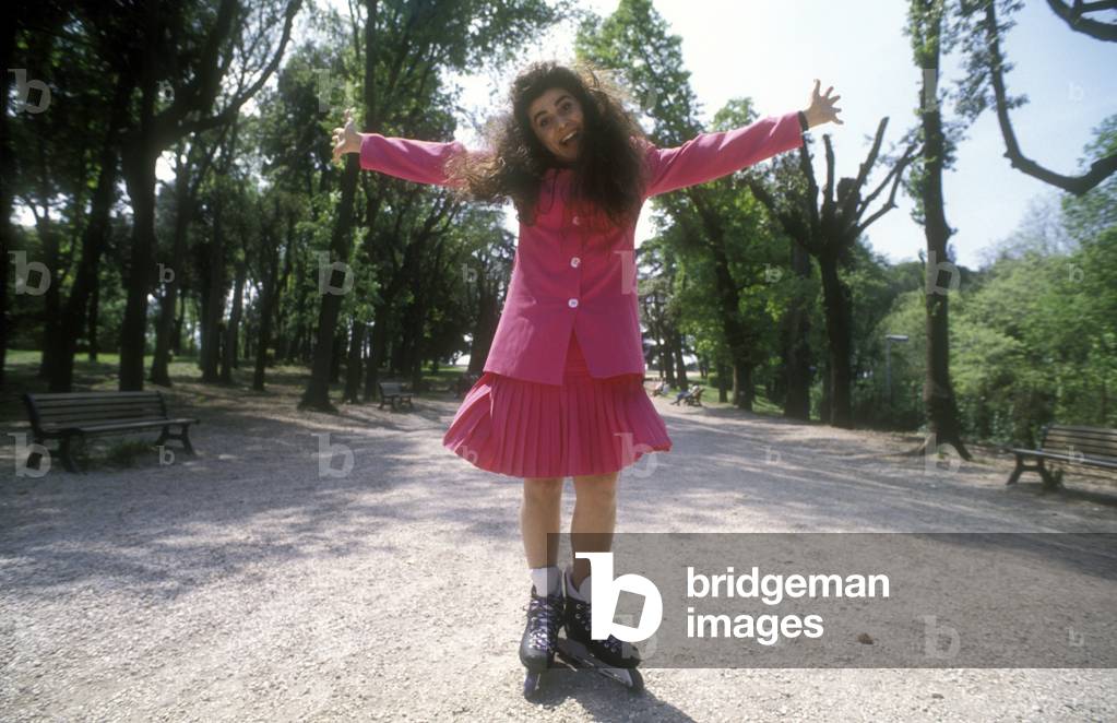 Rome, 1992. Opera singer Cecilia Bartoli with roller skates/Roma, 1992. La cantante lirica Cecilia Bartoli con i pattini a rotelle -
