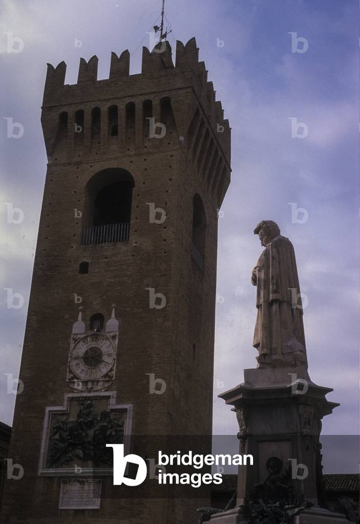 Recanati, Monument to Giacomo Leopardi by Giorgio Panichi in the central square (photo)