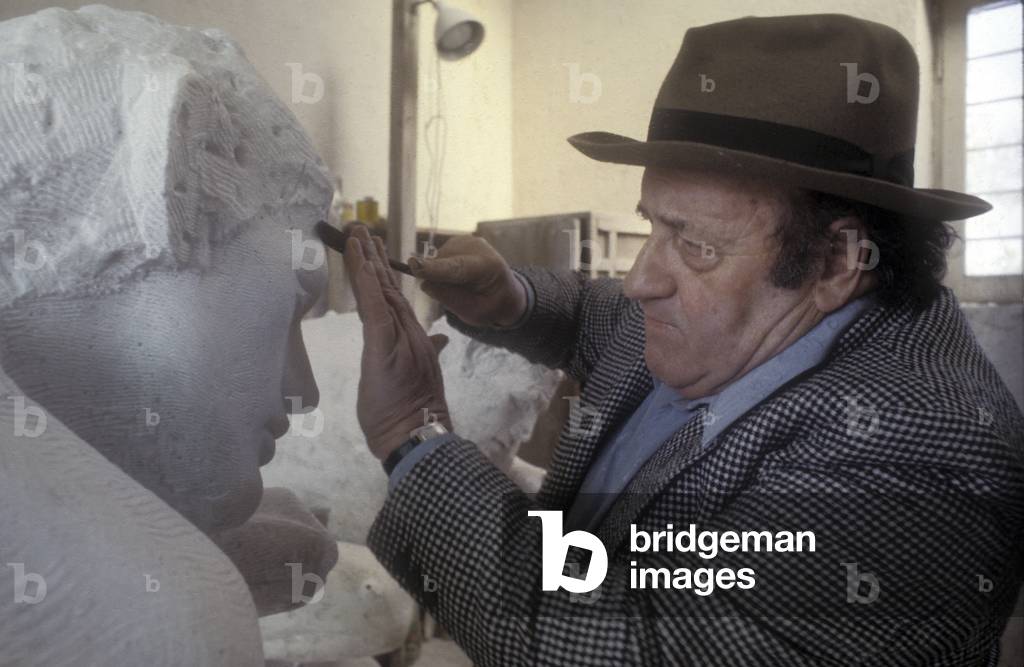 Italian artist Giacomo Manzu (about 1980)/L'artista Giacomo Manzu (1980 circa) -