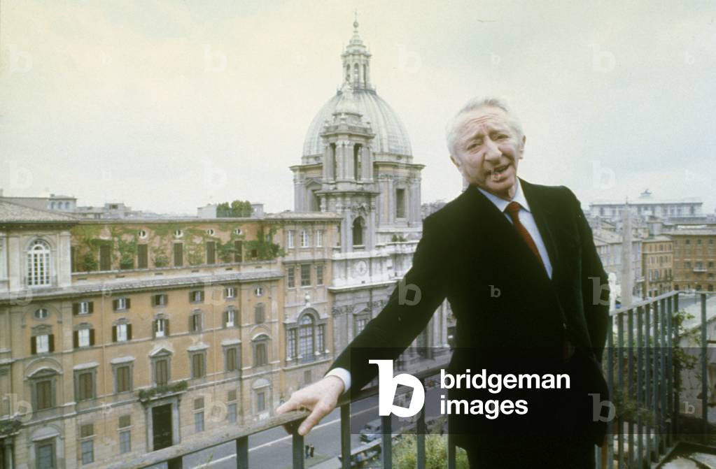 Rome, 1980. Italian journalist Vittorio Gorresio on the terrace of his home with a view of Piazza Navona (photo)