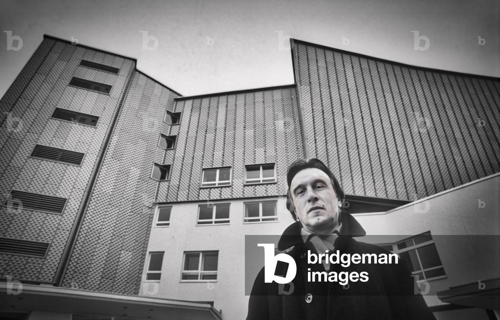 Music conductor Claudio Abbado in front of the Berlin Philharmonic Hall after his designation as chief conductor of the Berlin Philharmonic Orchestra, 1989 (photo)