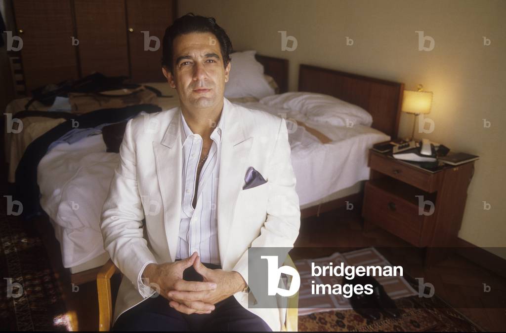 Venice Lido, Venice Film Festival 1984. Spanish tenor Placido Domingo -at the Festival to present the movie “” Carmen””” in which he is directed by Francesco Rosi- in his hotel room at the Excelsior Hotel/Lido di Venezia, Mostra del Cinema di Venezia 1984. Il tenore Placido Domingo -al Lido per presentare il Film “” Carmen”” by interpreting, diretto da Francesco Rosi- nella sua camera d'albergo all'Hotel Etxelsior -