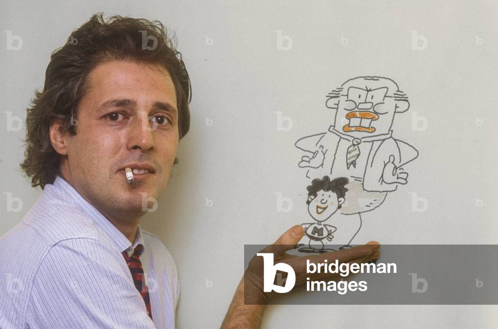 Lucca, 1984. Italian cortoonist Angese (pseudonym of Sergio Angeletti) posing next to one of his drawing/Lucca, 1984. il disegnatore di fumetti Angese (pseudonimo of Sergio Angeletti) posa accanto a un suo disegno -