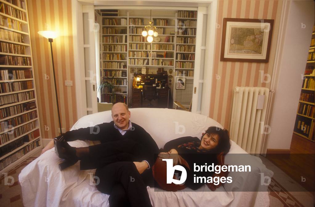 Rome, 1999. Italian journalist and TV writer Fabrizio Rondolino with his wife Simona Ercolani in their house/Roma, 1999. Fabrizio Rondolino, giornalista e autore televisivo, e sua moglie Simona Ercolani nella loro casa -