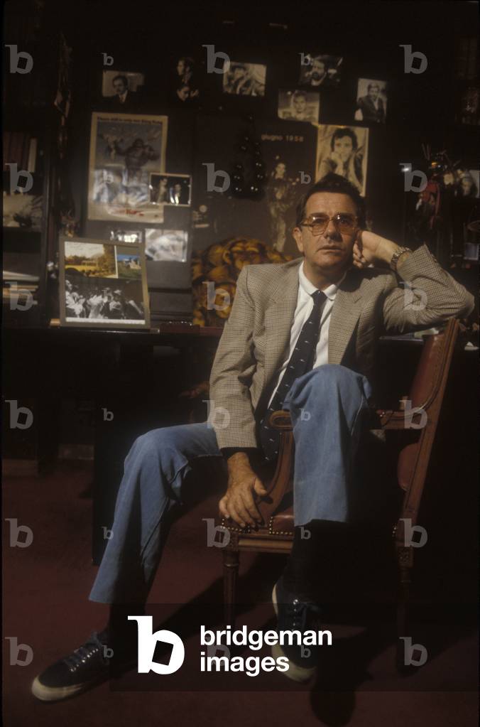 Rome, about 1985. Enrico Lucherini, the most important Italian press agent specializing in cinema, in his studio (photo)