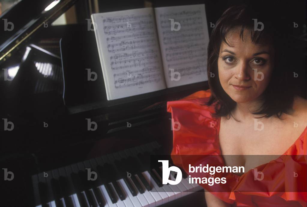 Verona, 1998. Italian soprano Cecilia Gasdia in her house/Verona, 1998. Il soprano Cecilia Gasdia nella sua casa -