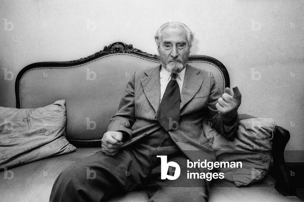 Milan, 1980. Italian philosopher Gustavo Bontadini in his home/Milano, 1980. Il filosofo Gustavo Bontadini nella sua casa -