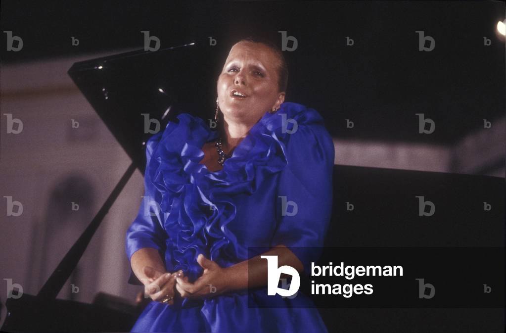 Soprano Katia Ricciarelli performing (1988)/Il soprano Katia Ricciarelli durante un recital (1988) -
