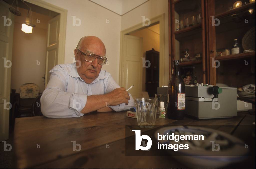 Rome, 1999. Italian writer Andrea Camilleri in his house/Roma, 1999. Lo scrittore Andrea Camilleri nella sua casa -
