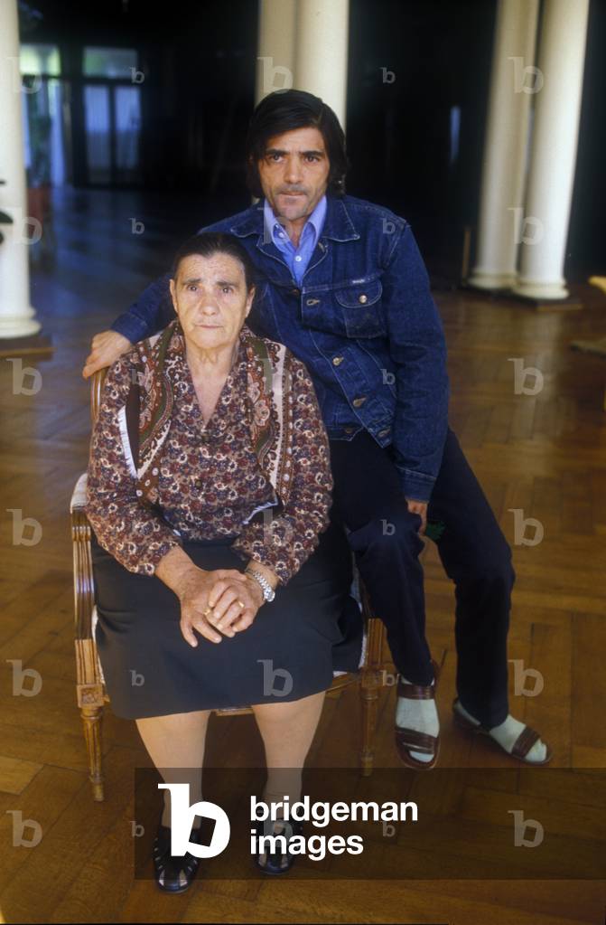 Italian writer Gavino Ledda and his mother Maria Antonia Fois (about 1985) (photo)