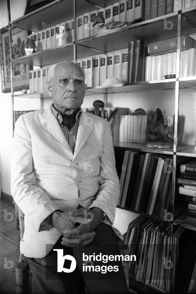 Rome, 1980. Italian writer Alberto Moravia in his house/Roma, 1980. Lo scrittore Alberto Moravia nella sua casa -