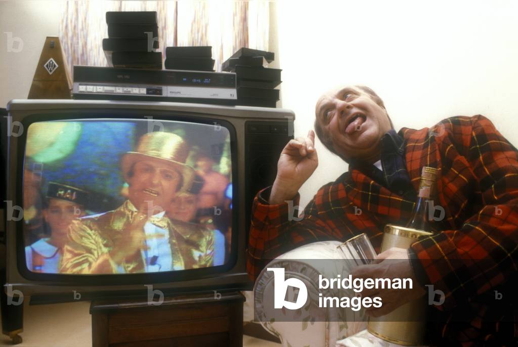 Rome, 1988. Italian comedian Giorgio Bracardi in his house (photo)