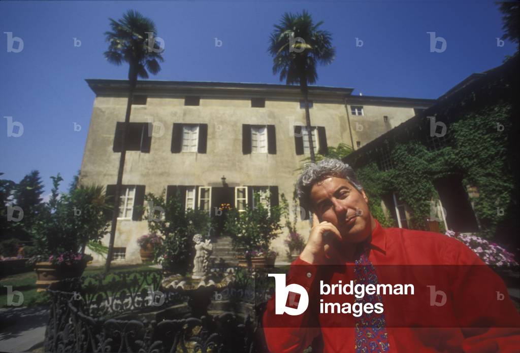 Vorno, Tuscany, 1993. British writer Ken Follett in the garden of his house/Vorno, in Toscana, 1993. Lo scrittore Ken Follett nel giardino della sua casa -