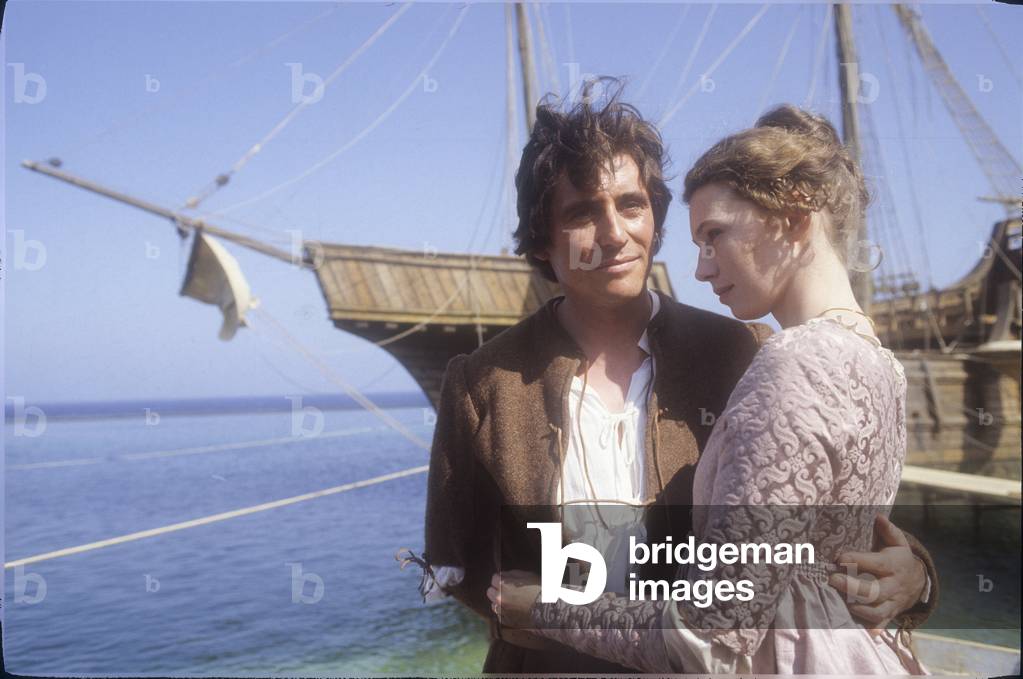 Malta, 1985. Actors Gabriel Byrne and Audrey Matson on the set of the tv movie “” Christopher Columbus”” directed by Alberto Lattuada/Malta, 1985. Gli attori Gabriel Byrne and Audrey Matson on the set of film for the tv “Cristoforo Colombo””, diretto by Alberto Lattuada -