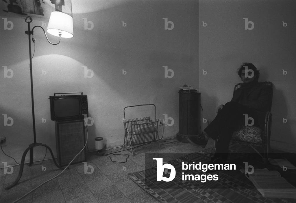 Rome, 1980. Italian poet Dario Bellezza in his home/Roma, 1980. Il poeta Dario Bellezza nella sua casa -