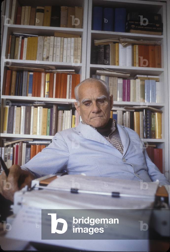 Rome, 1980. Italian writer Alberto Moravia in his house/Roma, 1980. Lo scrittore Alberto Moravia nella sua casa -
