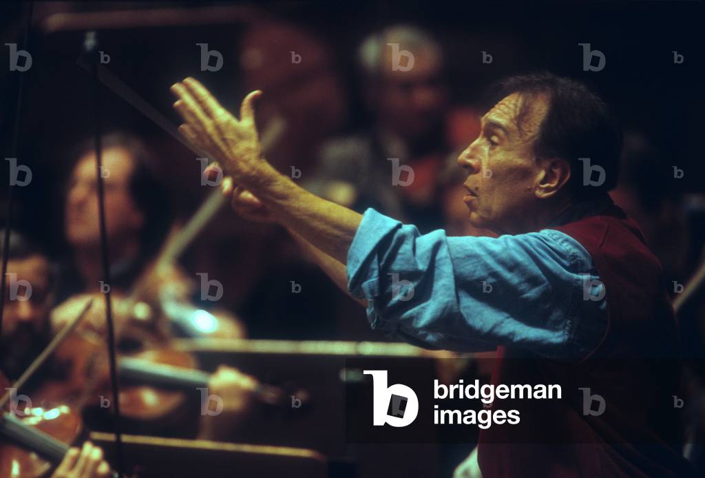 Claudio Abbado during a rehearsal with the Berlin Philharmonic Orchestra at Auditorium Pio XII in Rome, 2001/Claudio Abbado durante una prova con i Berliner Philharmoniker all'Auditorium Pio XII di Roma, 2001 -