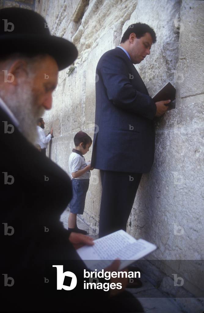Jerusalem, 1991. Israeli conductor Daniel Oren praying at the Crying Wall/Gerusalemme, 1991. Il direttore d'orchestra Daniel Oren mentre prega al muro del pianto -