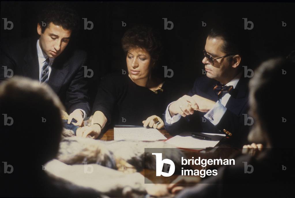 Rome, 1986. Carla Fendi and Karl Lagerfeld at work to design the new collection of Fendi furs/Roma, 1986. Carla fendi e Karl Lagerfeld al lavoroper realizzare la nuova collezione di pellicce Fendi -