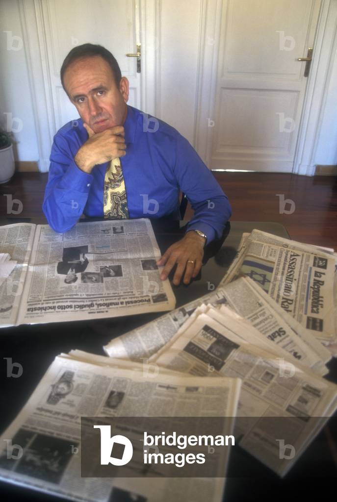Rome, 1995. Italian sociologist Pino Arlacchi in his house/Roma, 1995. Il sociologo Pino Arlacchi nella sua casa -