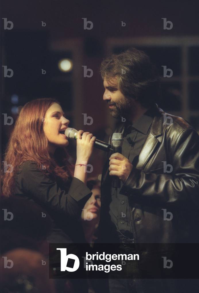 Torre del Lago (Lucca), September 22, 2001. Andrea Bocelli and singer Helena Zellweig performing the song “” Cieli di Toscana”” for a videoclip during Bocelli's birthday party/Torre del Lago (Lucca), 22 September 2001. Andrea Bocelli e Helena Zellweig cantano la canzone “” Cieli di Toscana”” per un videoclip durante la sua festa di compleanno -
