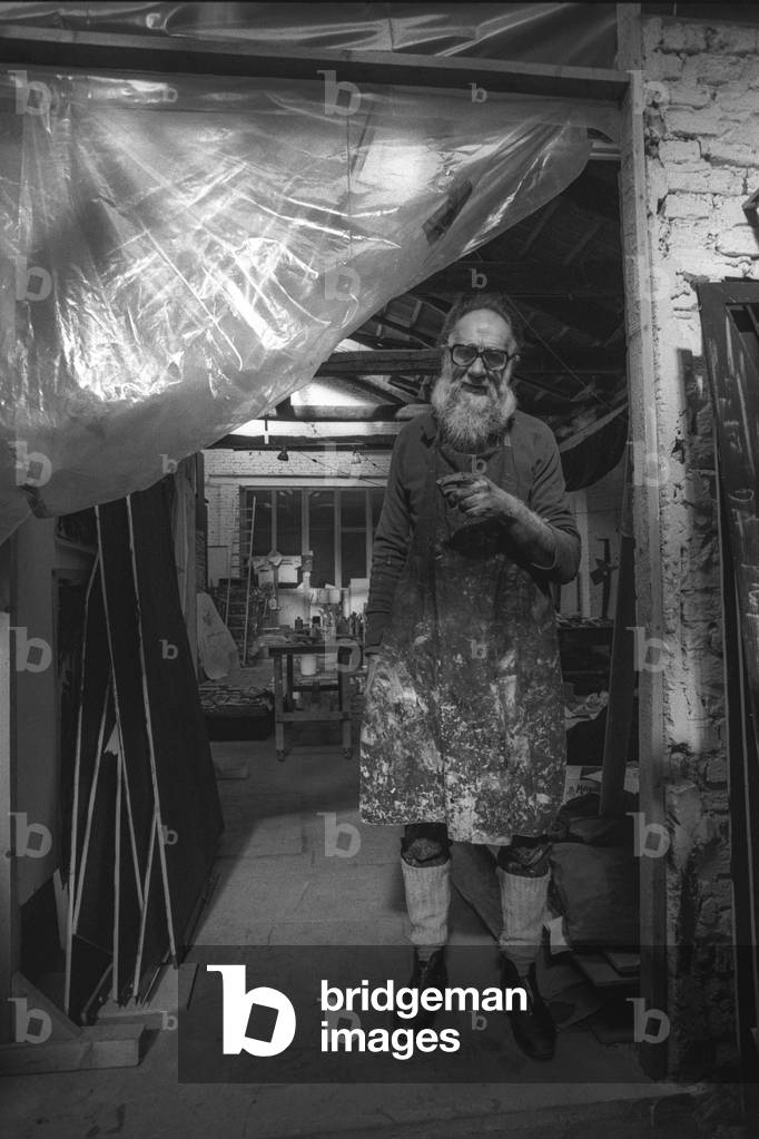 Emilio Vedova in his studio (1981)