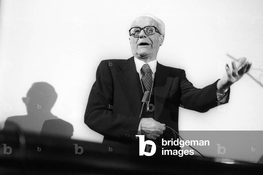 Physicist Edoardo Amaldi during a lesson. He was a member of the Via Panisperna boys, a group of young scientists led by Enrico Fermi in the 1930s/Il fisico Edoardo Amaldi durante una lezione. Fu membro dei ragazzi di via Panisperna, un gruppo di giovani scienziati diretti da Enrico Fermi negli anni 30 del 900 -